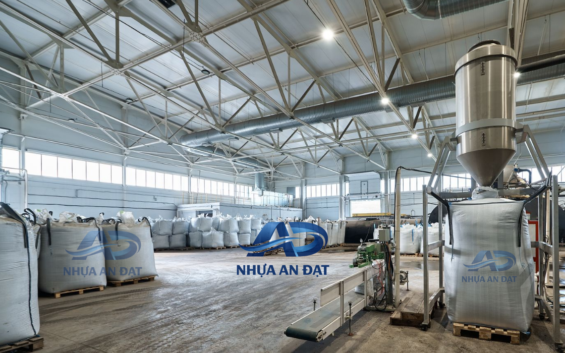 Sự Khác Biệt Giữa Nhà Máy Gia Công PVC Và Nhà Phân Phối Hạt Nhựa Là Gì?
