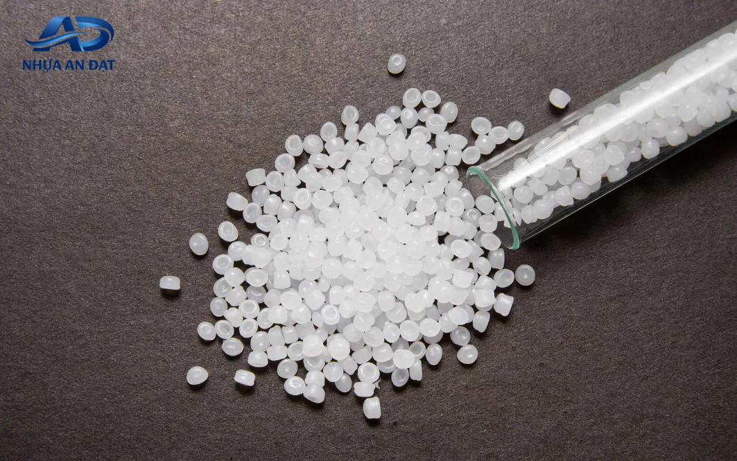 Nhựa PVC khác nhựa PE ở điểm nào về độ mềm, độ bền và giá?