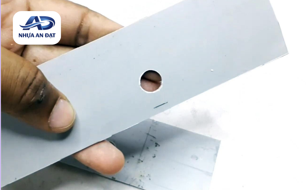 Vì sao tấm PVC cứng bị nứt khi cắt hoặc khoan?