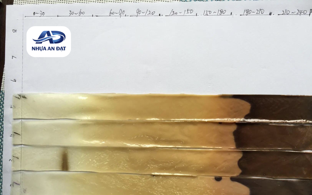 Vì sao tấm PVC trong dễ ngả vàng khi tăng tốc đùn?
