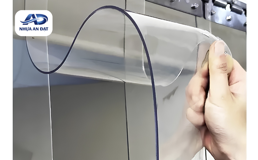 Vì sao màng PVC ngăn lạnh bị cứng hoặc nứt?